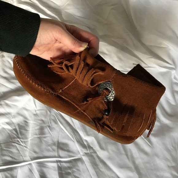 Minnetonka Concho Feather Moccasin Boot 522 - Picture 5 of 11